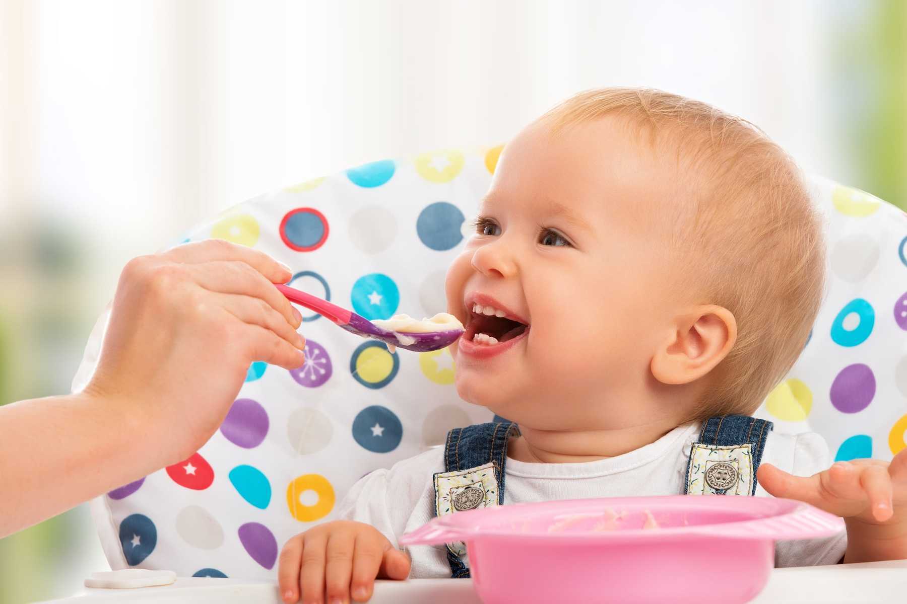 Hãy tìm hiểu và học cách cho bé ăn thực phẩm rắn và tăng cường xúc giác cho trẻ