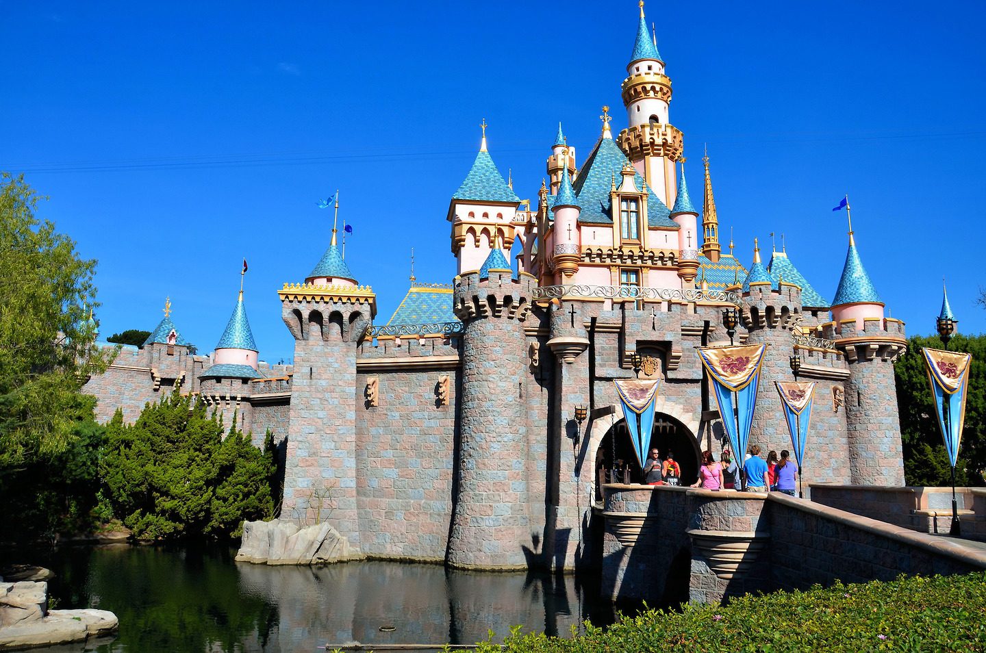 Lâu đài được dùng làm hình mẫu trong công viên Disneyland
