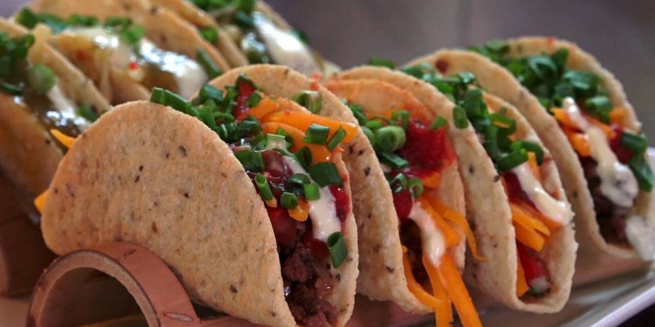 Đến Mexico, thưởng thức một chiếc tacos thịt và nước sốt thơm ngon ngầy ngậy hoặc một chiếc tacos với rau xanh kèm một chút thịt nướng, bạn sẽ ngất ngây và khó lòng quên được hương vị ấn tượng này!